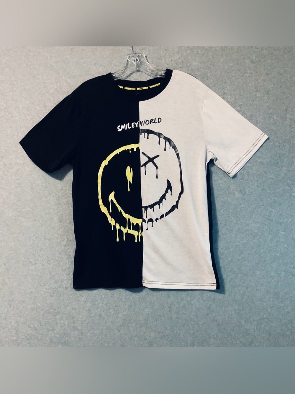 Smiley world Men's  Two-Tone Black & White Graphic Tee SZ M
